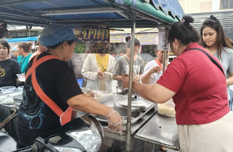 สิงห์บุรี / นางสาววิมลพันธุ์ ครุฑศรัทธา จัดเลี้ยงก๋วยจั๊บฟรี รำลึกในหลวงรัชกาลที่ 9