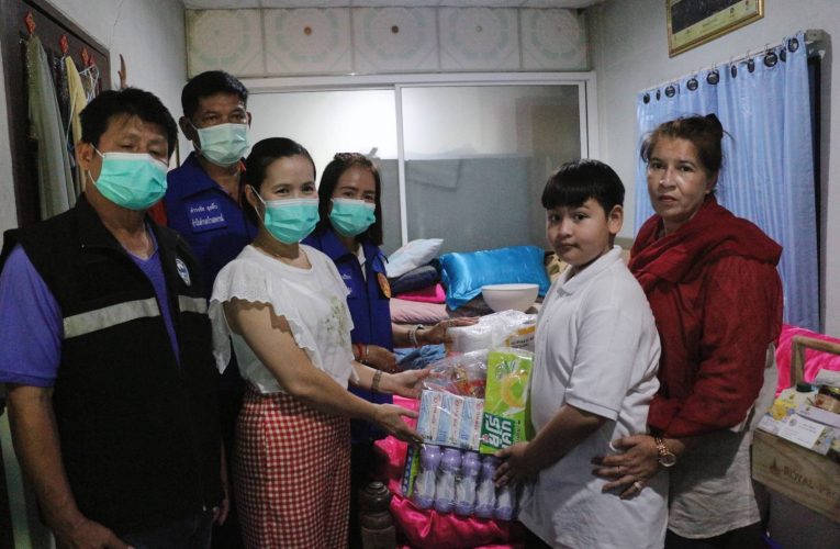 ผู้ว่าฯ เชียงใหม่ รุดเยี่ยมให้กำลังใจ “ลุงสุรทิน” ฮีโร่มือเจาะน้ำบาดาลช่วยทีม 13 หมูป่า หลังประสบอุบัติเหตุป่วยติดเตียงนานเกือบ 5 เดือน