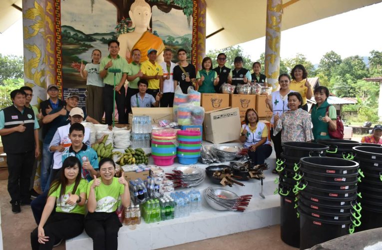 สสจ.อุตรดิตถ์ และทีมสมาคมแม่บ้านสาธารณสุข สาขาจังหวัดอุตรดิตถ์ ลงพื้นที่ เพื่อเยี่ยม สร้างขวัญกำลังใจ มอบสิ่งของเครื่องใช้จำเป็นให้กับ ประชาชนอำเภอน้ำปาด