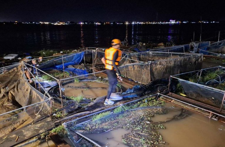 มุกดาหาร กระชังปลาลอยมาตามน้ำโขงไหลมาชนแพตำรวจน้ำเจ้าหน้าที่เร่งรื้อถอด