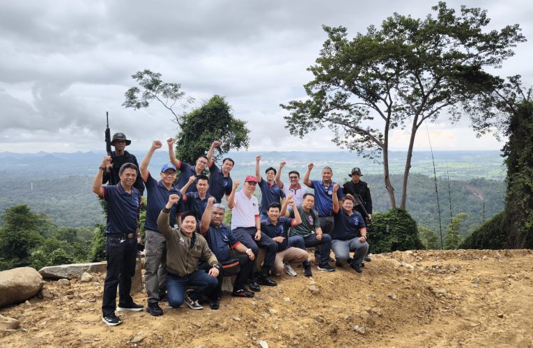 พล.ต.ต.ผดุงศักดิ์ รักษาสุข นำคณะ “เพื่อนดุง” ลงพื้นที่ฐานเนินผี มอบน้ำดื่ม–กำลังใจเจ้าหน้าที่ปฏิบัติหน้าที่แนวชายแดนจันทบุรี