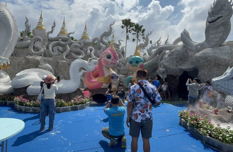 ปทุมธานี บวงสรวงพญานาค“ตะลึง”เกิดรุ้งกินน้ำขึ้นรอบดวงอาทิตย์เชื่อเป็นมงคลวันดีวันมงคล