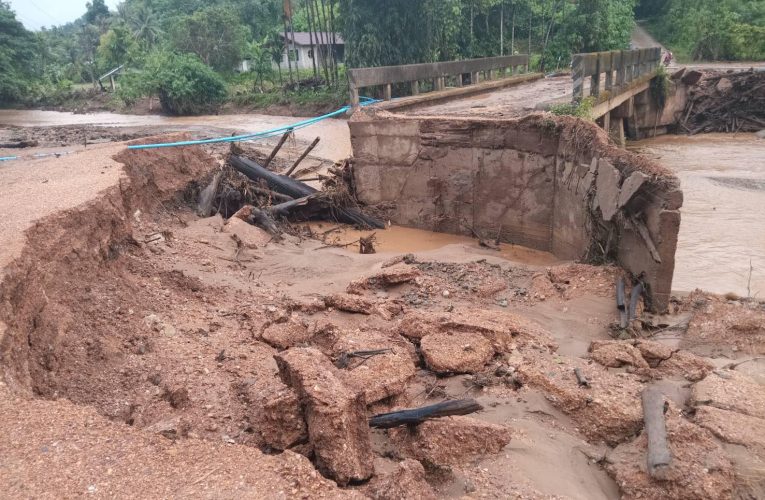 ถนนขาดหลายเส้นกระทบหนัก