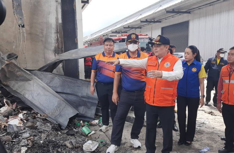 ปทุมธานี ผู้ว่าปทุมเข้า ตรวจเพลิงไหม้โกดังสินค้าวอด5หลังกั้นพื้นที่หวั่นโครงถล่ม