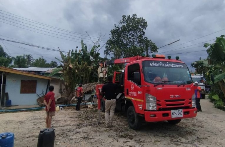เจ้าหน้าที่งานป้องกันและบรรเทาสาธารณภัย อบต.ยะรม เร่งตัดต้นไม้ยืนต้นตาย เสี่ยงต่อการหักโค่น เพื่อความปลอดภัยในช่วงฤดูฝนที่มีลมกระโชกแรงและฝนตกหนักอย่างต่อเนื่อง