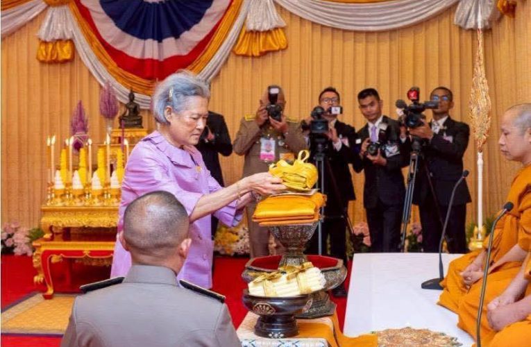 สมเด็จพระกนิษฐาธิราชเจ้า กรมสมเด็จพระเทพรัตนราชสุดา เจ้าฟ้ามหาจักรีสิรินธร มหาวชิราลงกรณวรราชภักดี สิริกิจการิณีพีรยพัฒน รัฐสีมาคุณากรปิยชาติ สยามบรมราชกุมารี อุปนายิกาผู้อำนวยการสภากาชาดไทย เสด็จพระราชดำเนินทรงบำเพ็ญพระราชกุศลถวายผ้าพระกฐิน