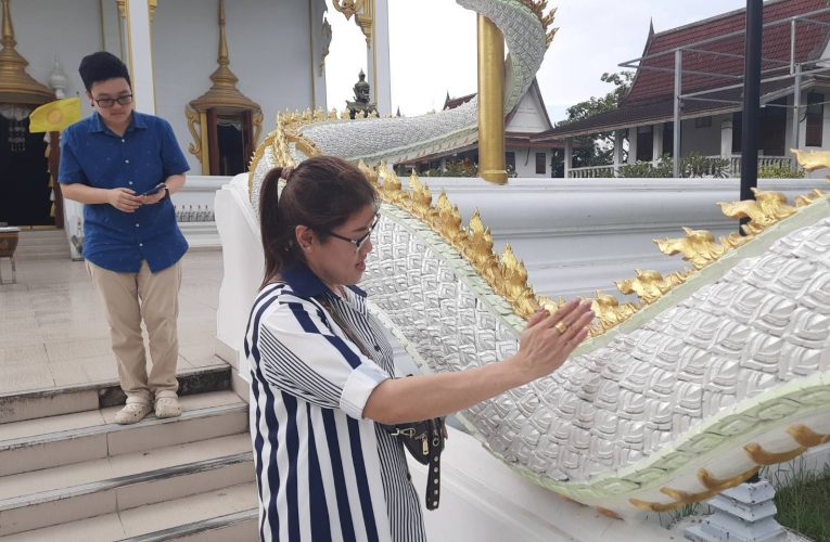 ปทุมธานี ไม่ได้โกยเกล็ดพญานาคก็ไม่ถึงวัดบึงบาฯ ชาวสวนถวายกุหลาบ 55 ดอกแก้บนท้าวเวสฯให้ตะไคร้ขึ้น 5 บาทได้ 10,000 กว่าต่อเที่ยว