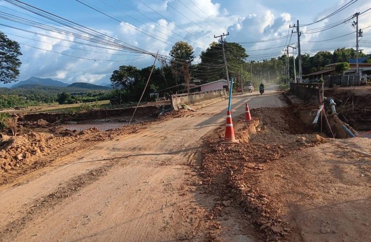 แม่ฮ่องสอน – เร่งเปิดเส้นทางเจ้าออกหมู่บ้านหลังเจอพายุฝนกระหน่ำอย่างหนักอำเภอแม่สะเรียง