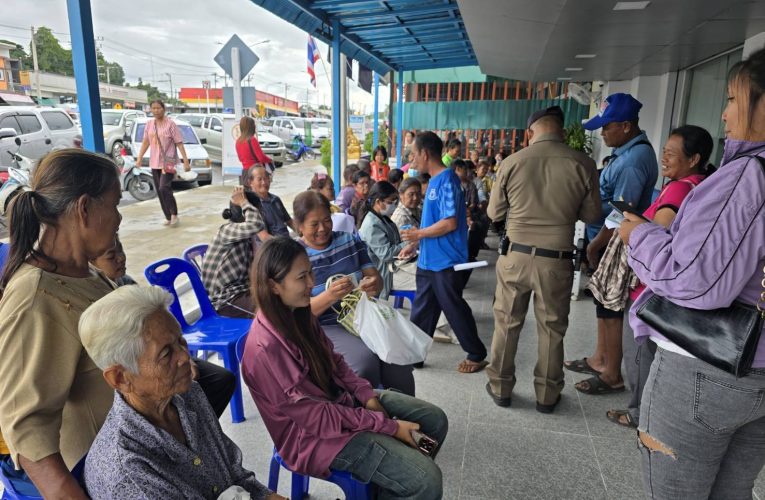 บุรีรัมย์ ชาวบ้านแห่ยืนยันตัวตนโครงการคนละครึ่งพลัสผ่านแอปเป๋าตังที่ธนาคาร