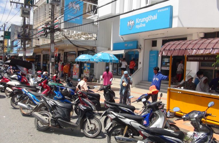 ยะลาธนาคารแน่นประชาชนแห่ขอรับโครงรับคนละครึ่งพลัส