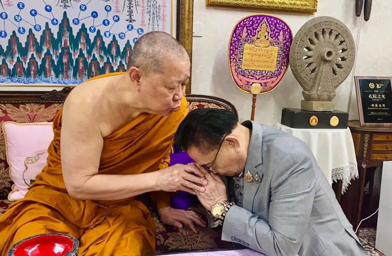 สกลนคร มหานิยมกราบขอพรเจ้าคุณธงชัยพร้อมสู้ศึกเลือกตั้งที่จะมาถึงต้นปี 69