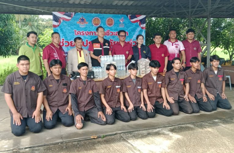 ประธานอาชีวศึกษาอุตรดิตถ์พร้อมคณะผู้บริหารลงพื้นที่เยี่ยมเยียนหน่วยอาชีวะอาสาร่วมด้วยช่วยประชาชนช่วยเหลือผู้ประสบภัยน้ำท่วม