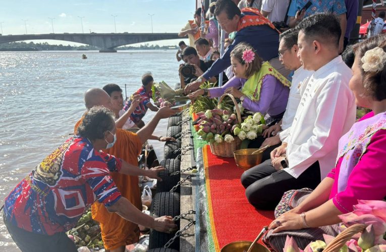 ปทุมธานี ประชาชนแห่งานบุญ”ตักบาตรพระร้อยร่วมใจถวายบัว”วันสุดท้ายเนืองแน่นริมแม่น้ำเจ้าพระยาหน้าวัดชินวราราม