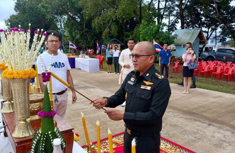 จเรทหาร บวงสรวงสิ่งศักดิ์สิทธิ์เตรียมสร้างเขื่อนป้องกันตลิ่งบนเกาะดอนต่ำกลางน้ำโขงของไทย