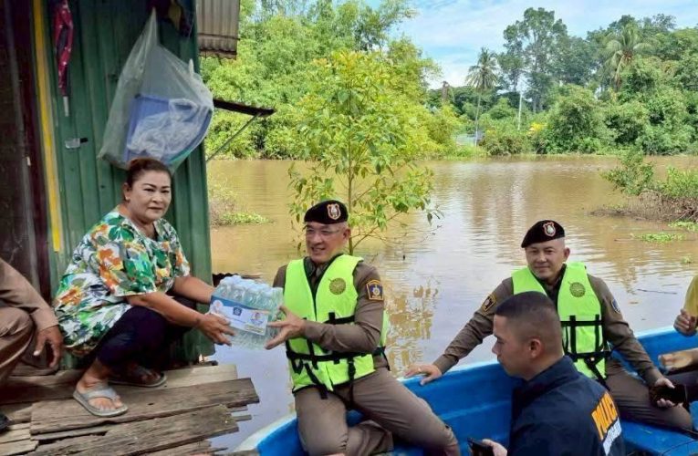 สิงห์บุรี – ผบก.ภ.จว.สิงห์บุรี ลงพื้นที่มอบสิ่งของช่วยเหลือผู้ประสบอุทกภัยอำเภอพรหมบุรี