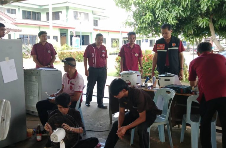 ประธานอาชีวศึกษาอุตรดิตถ์พร้อมคณะผู้บริหารลงพื้นที่เยี่ยมเยียนหน่วยอาชีวะอาสาร่วมด้วยช่วยประชาชนช่วยเหลือผู้ประสบภัยน้ำท่วมในพื้นที่จังหวัดอุตรดิตถ์วันที่ 2