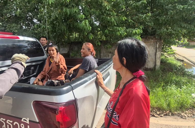 สาวทาสยาเพี้ยนถือมีดอีโต้ขู่ฆ่าแม่ไม่พอใจห้ามเอากิ่งไม้เข้าบ้าน ก่อนโดนตำรวจนำส่งรพ.บำบัด