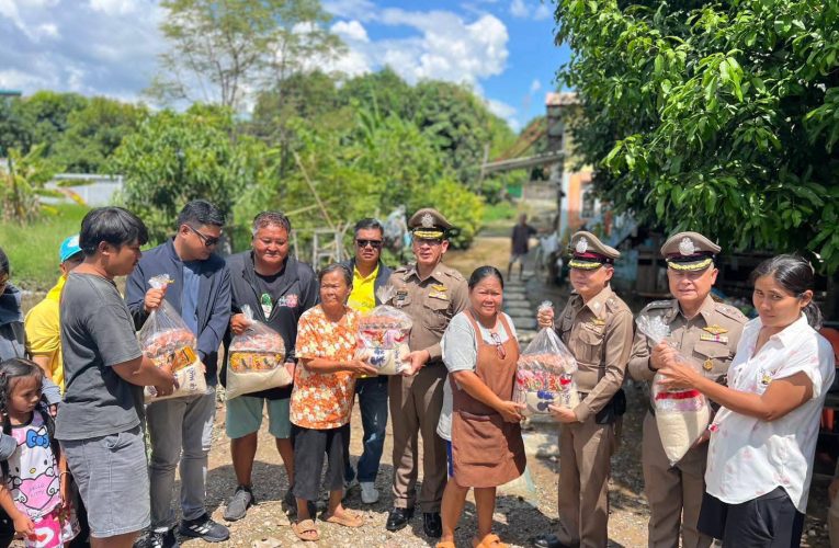 สิงห์บุรี – ตำรวจภูธรจังหวัดสิงห์บุรีลงพื้นที่ช่วยเหลือผู้ประสบอุทกภัย