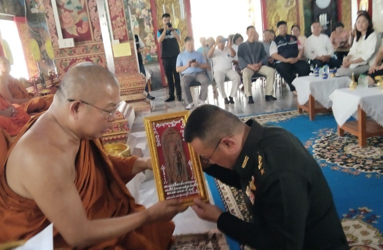 พิธีมอบถวายกองทุนบูรณปฏิสังขรณ์ศาลพระหลักเมืองน่าน ณ วัดมิ่งเมือง จังหวัดน่าน