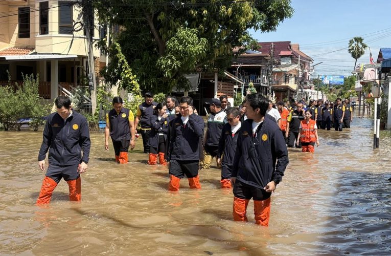 ปทุมธานี รองนายกรัฐมนตรีฯตรวจน้ำท่วมช่วยเหลือผู้ประสบอุทกภัยเขตสามโคก