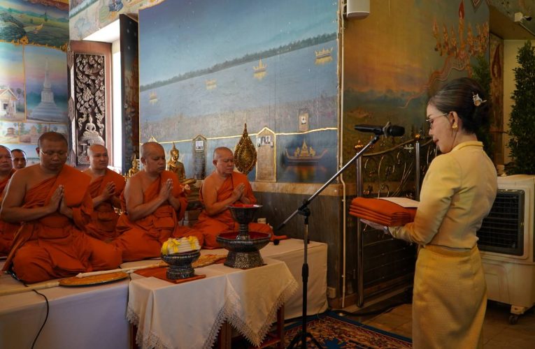 พระบาทสมเด็จพระเจ้าอยู่หัว ทรงพระกรุณาโปรดเกล้าฯ พระราชทานผ้าพระกฐิน