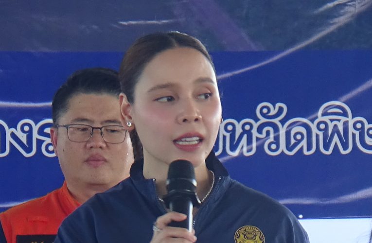 รมว.วัฒนธรรม ได้เดินทางมาพบปะกับประชาชนที่ประสบอุทกภัย ในพื้นที่ ต.ชุมแสงสงคราม อ.บางระกำ จ.พิษณุโลก