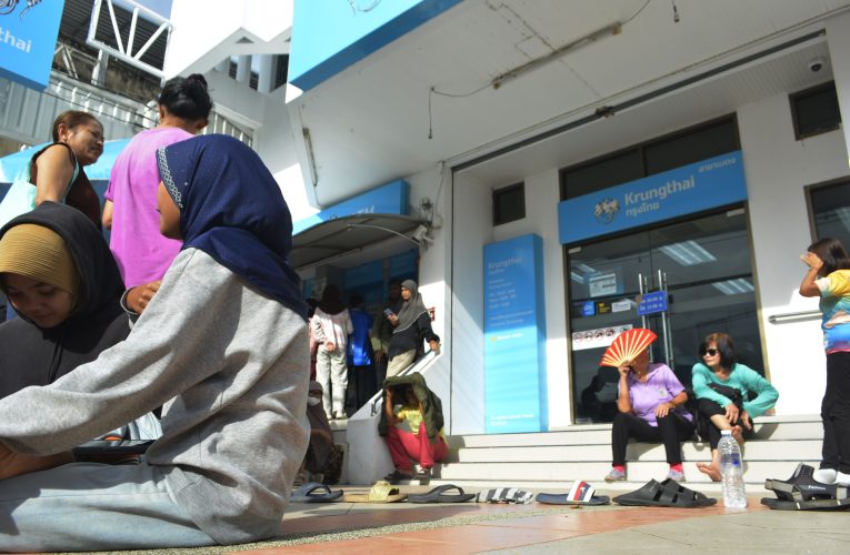 ยะลา – โครงการคนละครึ่งพลัสประชาชนแห่ยืนยันมาตัวตนแน่นแบงค์กรุงไทยรอคิวรับสิทธิ์จำนวนมากต้องใช้รองเท้าทำคิวก่อนธนาคารเปิด