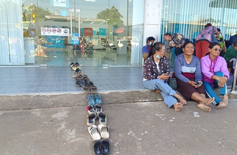 ชัยภูมิ ชาวบ้านแห่นำรองเท้าวางเรียงแถวจองคิว คนละครึ่งพลัสยาวเหยียดแน่นธนาคาร