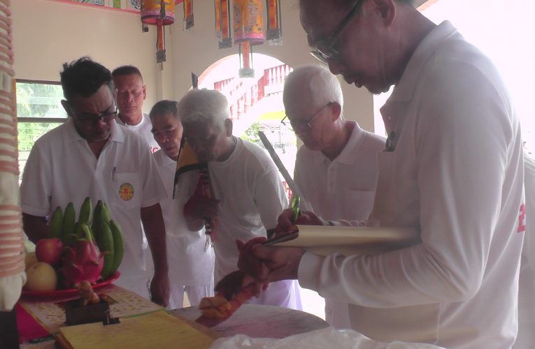 มูลนิธิประชาสันติสุขกระบี่ทำพิธียกเสาโกเด้งโคมประทีปสู่ยอดเสาเปิดหอเทวดาฉิกไท้เริ่มงานเทศกาลประเพณีถือศีลกินเจประจำปี 2568