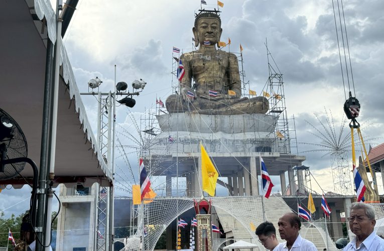 วัดละหารไร่จัดพิธีใหญ่หล่อรูปเหมือนหลวงพ่อเชย เจ้าอาวาสองค์เก่า มรณะภาพไปแล้ว และวางพระเกตุมาลาพระพุทธสุวรรณพรรณวิจิตรครั้งที่ 5 ขนาด 3 ตันอย่างยิ่งใหญ่