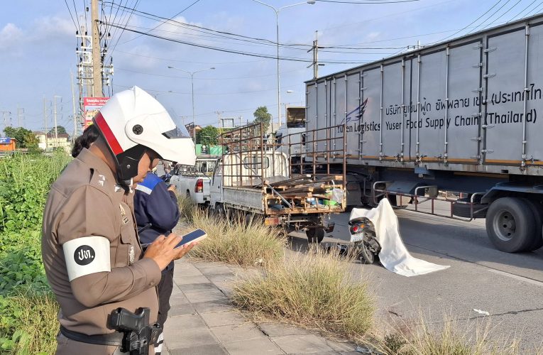 ปทุมธานี หนุ่มวัย15ปีขับจยยชนท้ายกะบะพ่วงหัวลากจอดซ้อมริมทางดับคาที่