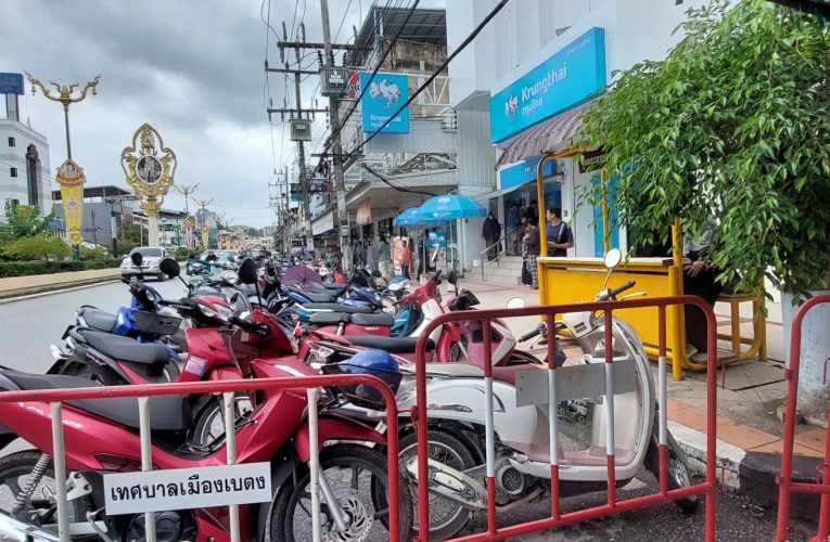 ชาวอำเภอเบตงยังคงเข้าคิวยืนยันสิทธิ คนละครึ่งพลัส” รอบ 2