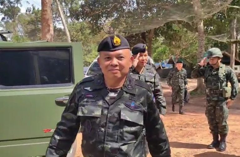 สุรินทร์-แม่ทัพภาค3 ลงพื้นที่ตรวจเยี่ยมกำลังพล ในสังกัดกองทัพภาคที่3 ที่พัทยาปฏิบัติงานในพื้นที่กองทัพภาคที่ 2 แนวชายแดนไทย – กัมพูชา