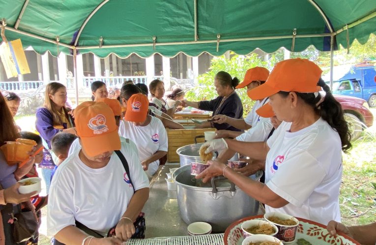 คณะทำงานจิตอาสาจังหวัดกาฬสินธุ์ จัดกิจกรรมบำเพ็ญสาธารณกุศล จัดตั้งโรงทาน