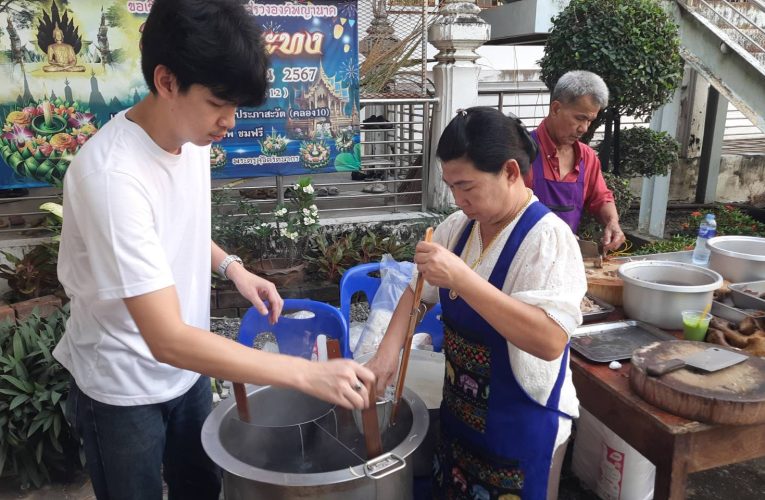 ปทุมธานี ขนก๋วยเตี๋ยวเป็ด 400 ชามออกโรงทานแก้บนไอ้ไข่วัดบึงบาฯหลังค้าขายดีแถมได้โชคก้อนโต ถวายจักรยานไก่ปูนปั้นแก้บนไอ้ไข่หลังรับโชค