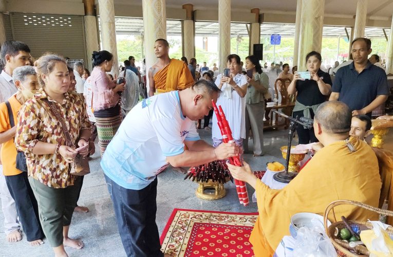 สุพรรณบุรี แห่กฐินดาบหลวงพ่อขุนด่านวัดดงเสลาหนึ่งเดียวในโลกลุ้นโชคถูกรางวัลลอตเตอรี่