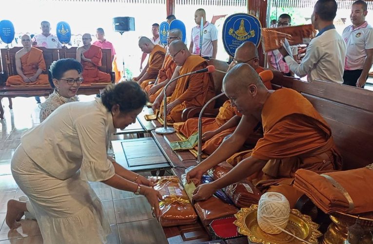 สิงห์บุรี / พิธีทอดกฐินสามัคคี ณ วัดหน้าพระธาตุ รวมใจทำบุญกฐินสามัคคี สืบสานพุทธศาสนาอย่างยิ่งใหญ่