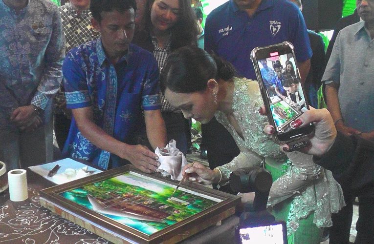 นางสาวศศิธรรัฐมนตรีช่วยมหาดไทยลงบ้านเกิดรอบสองนำคณะสื่อสำนักนายกเปิดตัวแหล่งท่องเที่ยวชุมชนเชิงสร้างสรรค์เมืองกระบี่แห่งใหม่บ้านเก่าแก่กว่าร้อยปีสนองรับโครงการเที่ยวไทยคนละครึ่ง