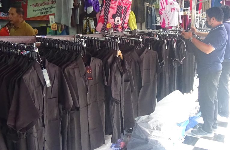 พสกนิกรชาวจังหวัดพิษณุโลก เริ่มออกมาเลือกซื้อเสื้อผ้าชุดสีดำ เพื่อแสดงความอาลัยถวายแด่ พระพันปีหลวง หลังทราบข่าวการเสด็จสวรรคต