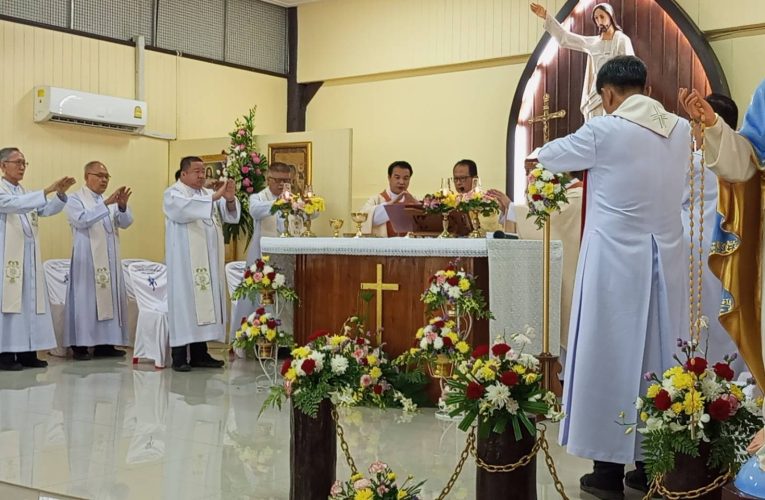 ปราจีนบุรี / วัดแม่พระราชินีสายประคำศักดิ์สิทธิ์ จัดฉลองชุมชนแห่งความเชื่อ พร้อมร่วมแสดงความยินดีครบรอบการบวช