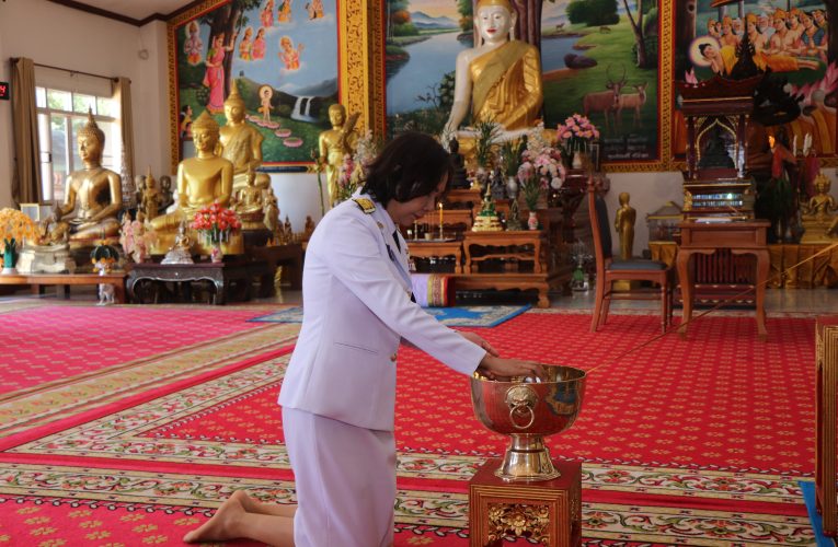 จังหวัดแม่ฮ่องสอน ประกอบพิธีถวายสักการะพระบรมศพ เบื้องหน้าพระฉายาลักษณ์ สมเด็จพระนางเจ้าสิริกิติ์ พระบรมราชินีนาถ พระบรมราชชนนีพันปีหลวง