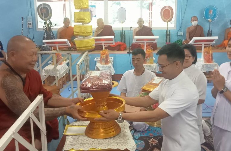 ศรัทธาสาธุชนชาวพุทธคนไทยและ คนไตใหญ่ ร่วมทำบุญงานกฐินสามัคคีวัดแม่ตะไคร้ วัดองค์หลวงปู่ทวดองค์ยืนสูงที่สุดในประเทศไทย