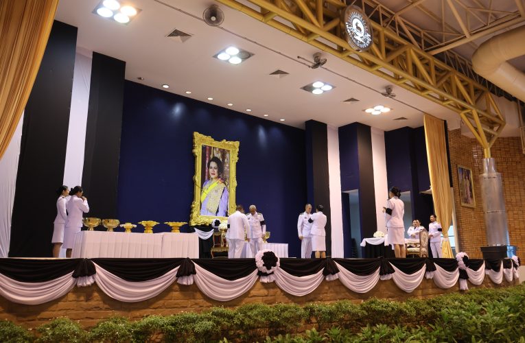 จังหวัดจันทบุรีจัดพิธีสรงน้ำและลงนามถวายอาลัยเบื้องหน้าพระฉายาลักษณ์ฯ ด้วยความสำนึกในพระมหากรุณาธิคุณอย่างสุด