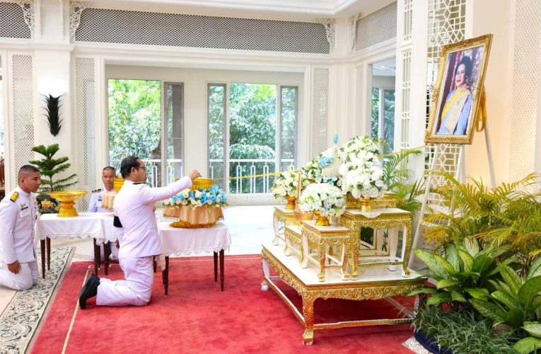 สกลนคร พระตำหนักภูพานราชนิเวศน์ เปิดให้พสกนิกร ถวายน้ำสรงพระบรมศพ ลงนามถวายความอาลัย แด่สมเด็จพระพันปีหลวง