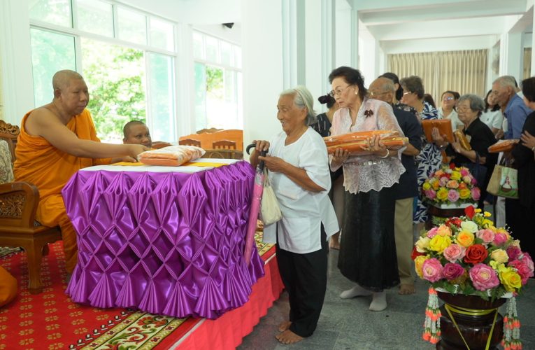 ปชช.แห่ทำบุญกฐินสามัคคีวัดม่วงตารศเนืองแน่น