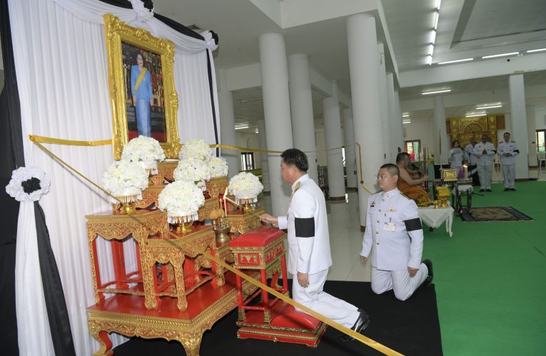จังหวัดนนทบุรีจัดพิธีสรงน้ำพระบรมศพเบื้องหน้าพระฉายาลักษณ์ และพิธีสวดพระอภิธรรม สมเด็จพระนางเจ้าสิริกิติ์ พระบรมราชินีนาถ พระบรมราชชนนีพันปีหลวง