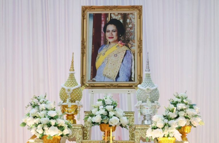 ข้าราชการและพสกนิกรชาวนราฯ ร่วมสรงน้ำหน้าพระฉายาลักษณ์ สมเด็จพระนางเจ้าสิริกิติ์ พระบรมราชินีนาถ พระบรมราชชนนีพันปีหลวง
