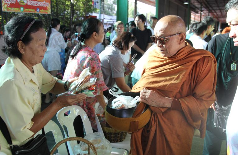 สมุทรปราการ เฮียเอี๋ยว พร้อมมหามิตรนับพัน ร่วมทำบุญใส่บาตรหลวงพ่อสายทอง