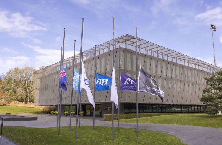 ฟีฟ่า ลดธงชาติไทย และ ทุกสมาพันธ์ลงครึ่งเสา เพื่อร่วมอาลัยต่อการเสด็จสวรรคตคของ พระบรมราชชนนีพันปีหลวง