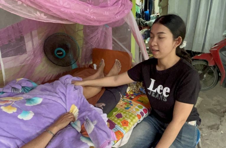 ปทุมธานี ร้องรถเกี่ยวข้าวเกี่ยวสายไฟหล่นพาดคอสาวใหญ่จนกระดูกเชิงกรานหักปัดรับผิดชอบคนเจ็บส่อพิการตลอดชีวิต